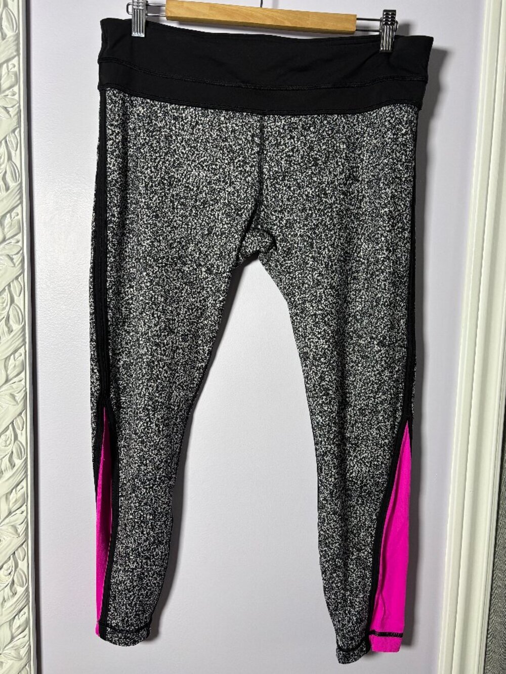 Lululemon Athletica Soft White and Black Leggings with Pink Mesh Accent Size 12